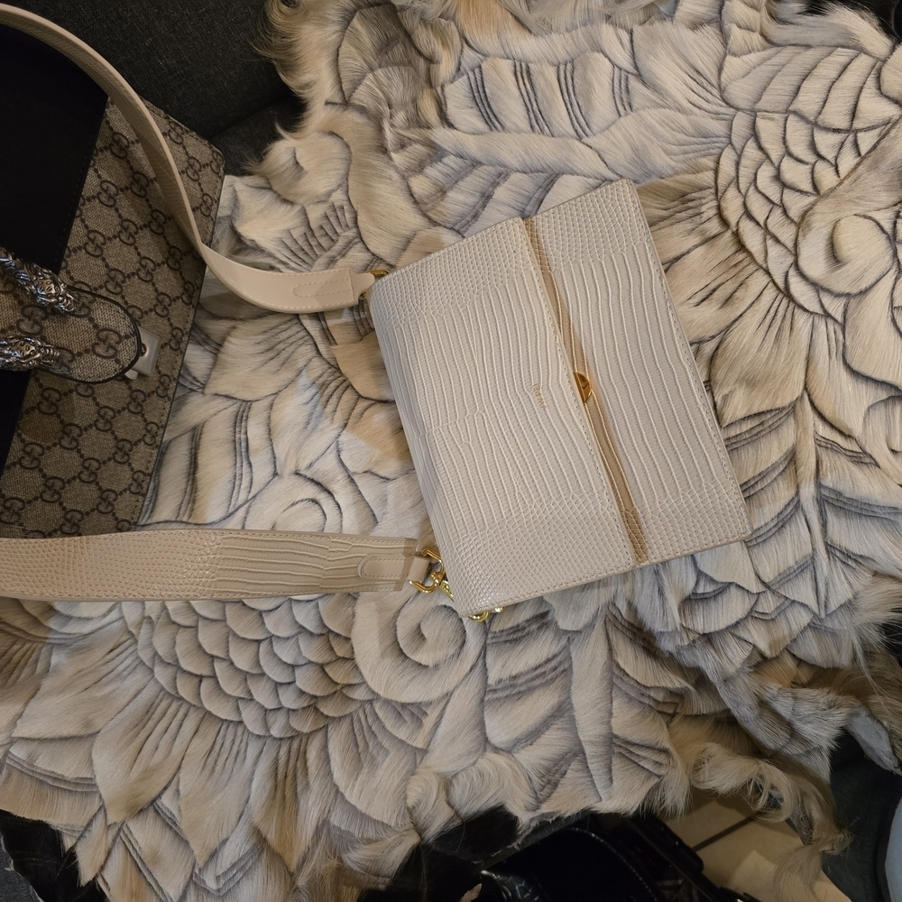 JW PEI Cream Shoulder Bag with Textured Design and Gold Accents - Picture 2 of 6